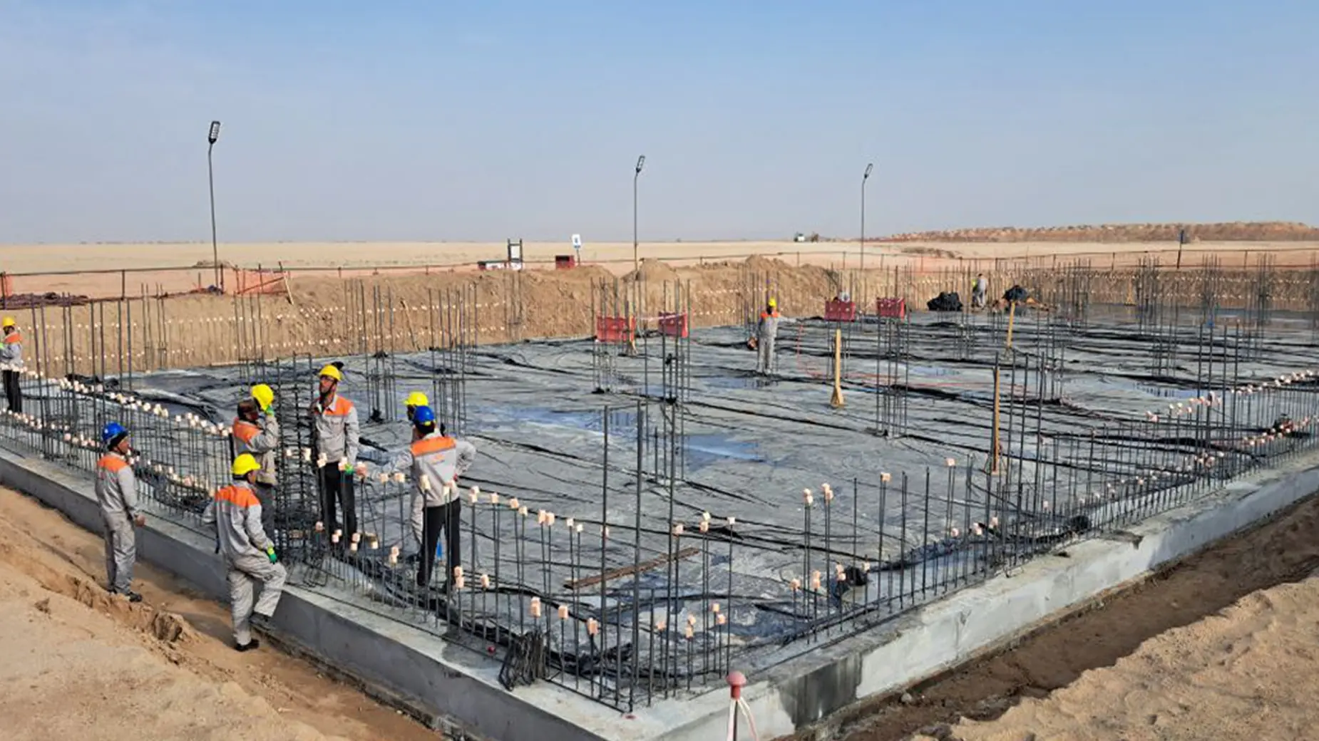 В Узбекистане UET Construction как субподрядчик ACWA POWER и L&T возводит подстанцию «Сазаган» и ВЛ 500 кВ (200 км). Объем работ включает строительство, электромонтаж, а также установку вышек и проводов.